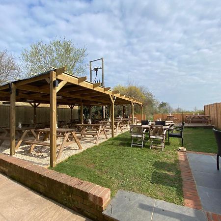 The Six Bells Hotel Beenham Kültér fotó