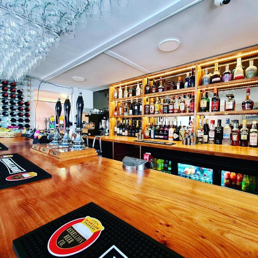 The Six Bells Hotel Beenham Kültér fotó